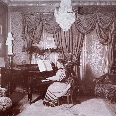 Clara ved klaveret i sukkerraffinaderiets direktørbolig, 1894