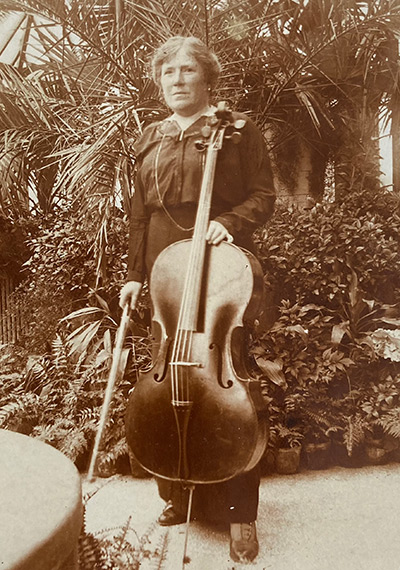 Clara med sin cello i Charlottenlunds vinterhave, 1915