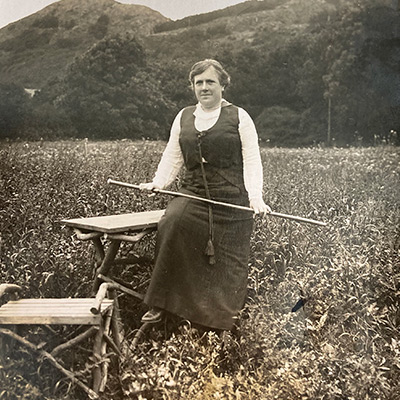 Clara på vandretur ved Mölle i Skåne, 1915